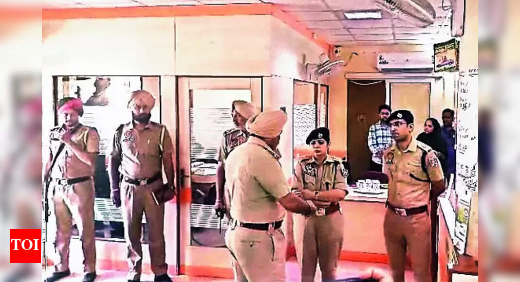 Bank Robbery: Bank Robbery in Ludhiana: 3 Men Steal Rs 15.96 Lakh in 3 Minutes | Ludhiana News - Vimarsana News