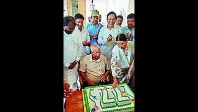 Lalu celebrates 77th b’day with family, party workers