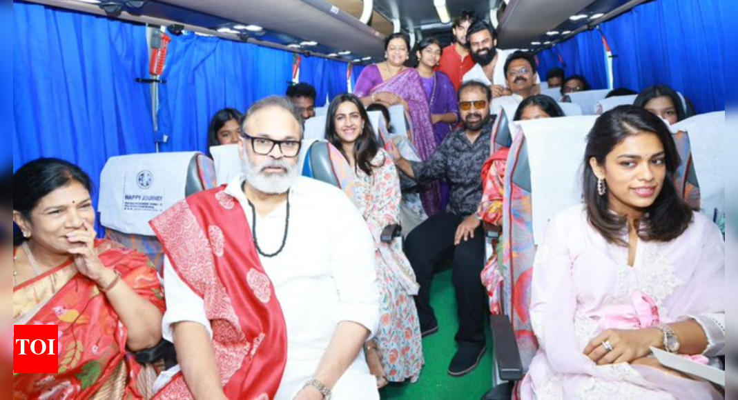 Pawan Kalyan's family take bus ride to support him at swearing-in ...