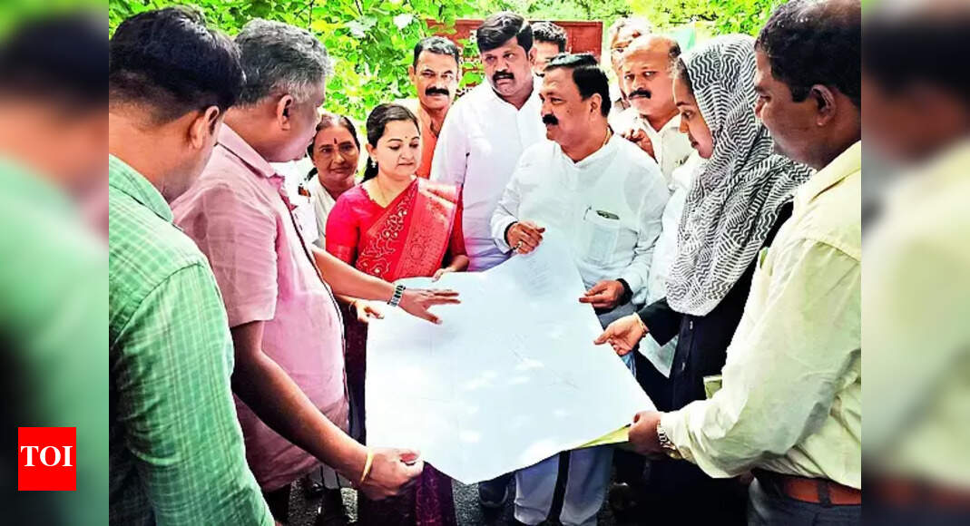 MLA Tenginkai: MLA Tenginkai, DC inspect road works | Hubballi News - Vimarsana News