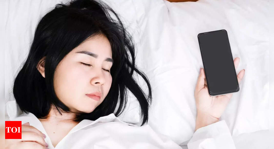 7 bad mobile phone habits to avoid before going to bed