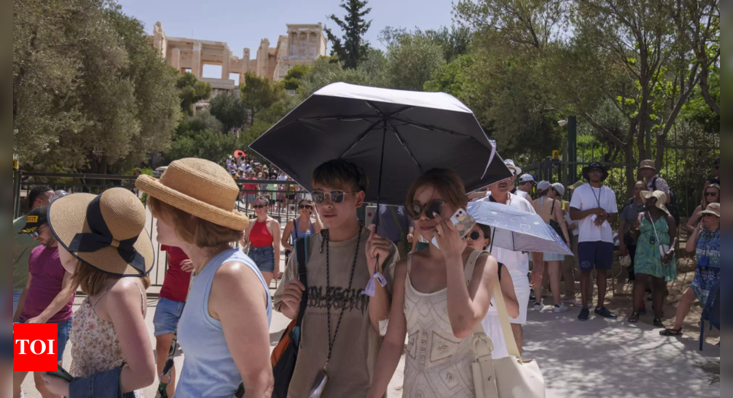 Greece closes more ancient tourist sites amid heatwave