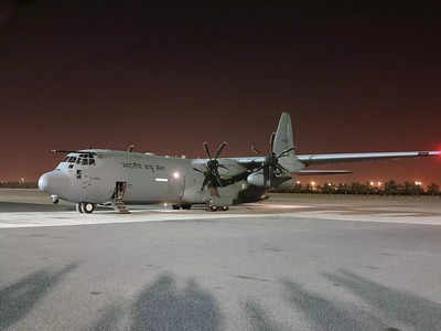 Specjalny samolot indyjskich sił powietrznych wylatuje z Kuwejtu do Indii, przewożąc szczątki 45 indyjskich ofiar