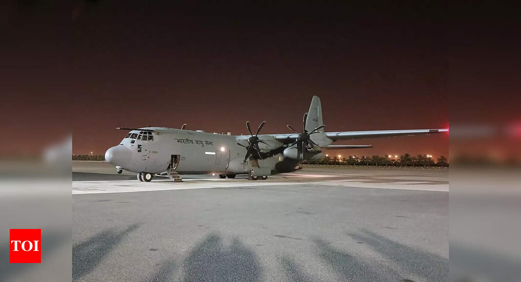 Um avião especial da Força Aérea Indiana deixa o Kuwait com destino à Índia carregando os restos mortais de 45 vítimas indianas  Notícias da Índia