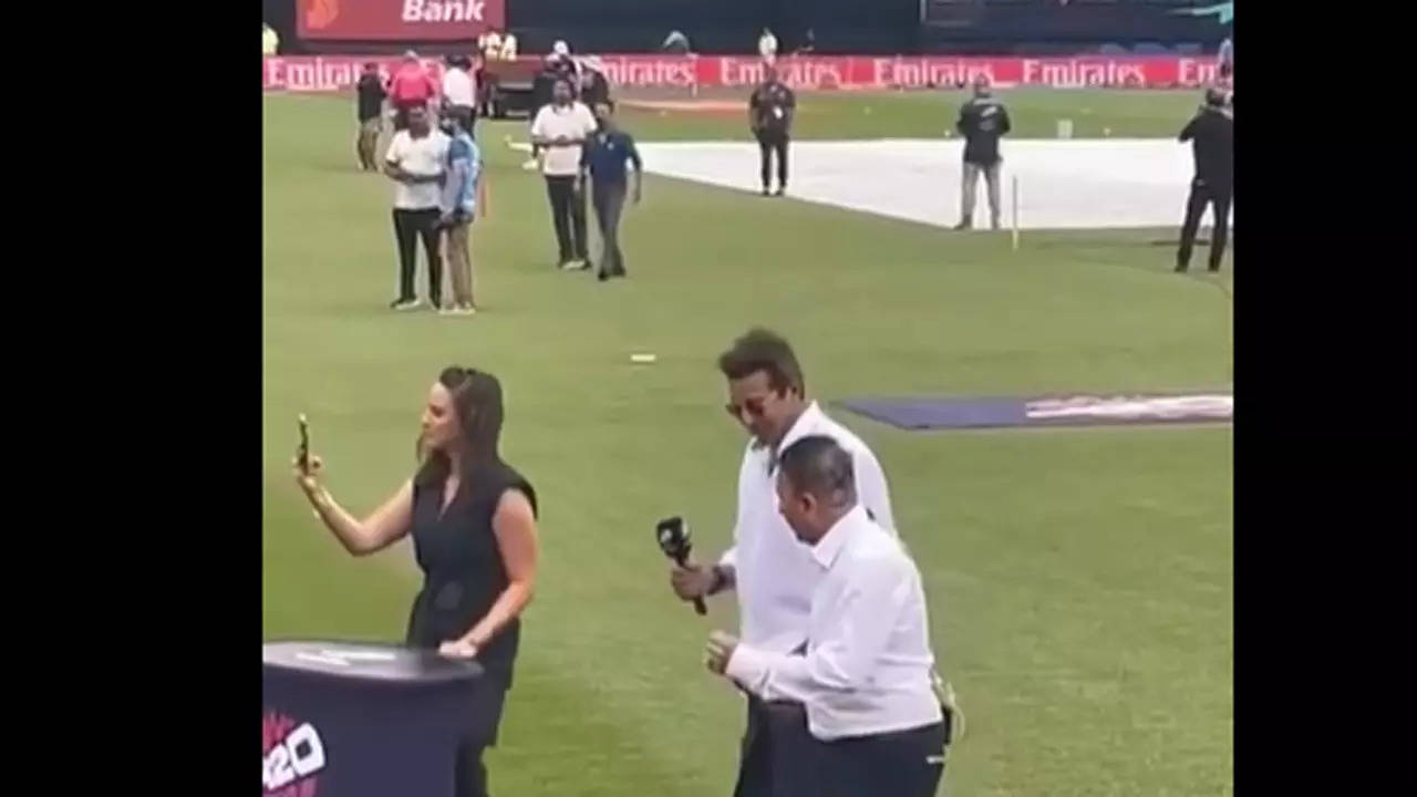 Watch: When the DJ got Sunil Gavaskar and Wasim Akram grooving at T20 World  Cup | Cricket News - Times of India