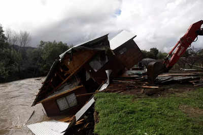 Flooding hits China's south, temperatures sizzle elsewhere