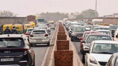 PWD zeroes in on 10 traffic hotspots in Delhi, plans building flyovers, underpasses to ease congestion