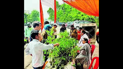 Lucknow: Green ‘bhandara’ offers plants, food for thought