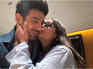 Shabana kisses Kartik, praises his performance