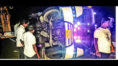 Van overturns due to tyre burst; one killed, 16 hurt near Thiruporur