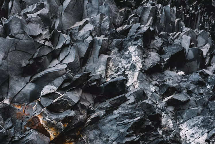 Traces of Moon mineral