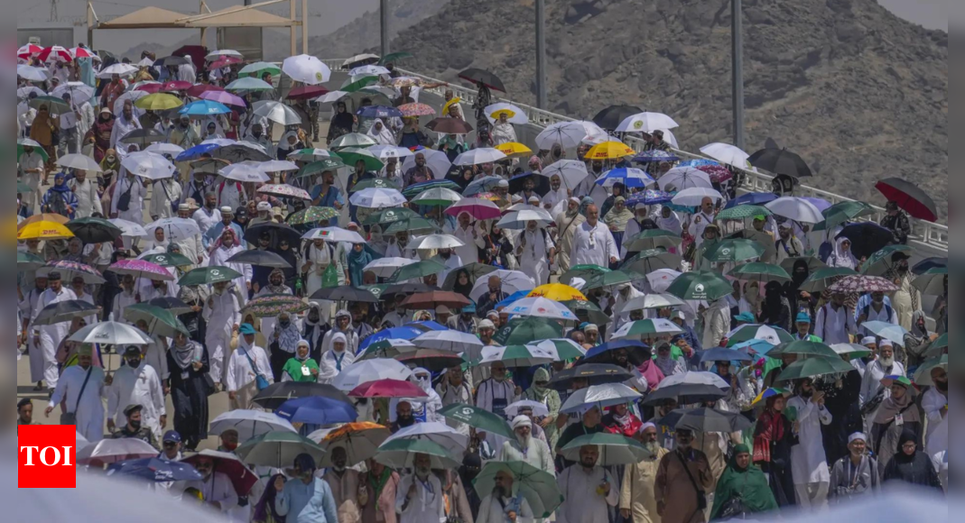 Death toll tops 1,000 after hajj marked by extreme heat – Times of India