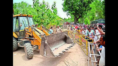 Chandigarh municipal corporation demolition drive pits mayor against officials