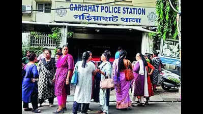 Kolkata: School shuts indefinitely, parents protest
