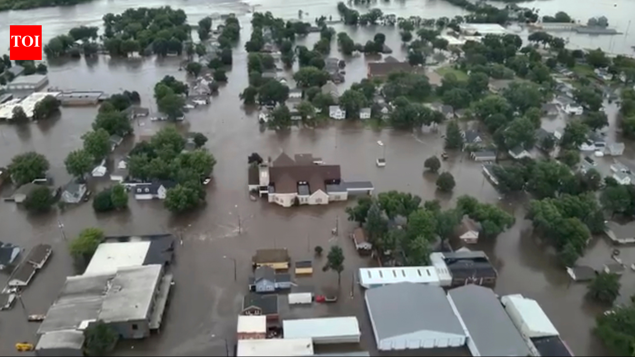 Flooding wreaks havoc in Iowa while most of US sizzles in heat