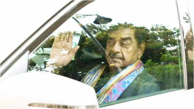 Shatrughan Sinha arrives at his daughter Sonakshi's wedding ceremony; graciously thanks the paps present at the venue