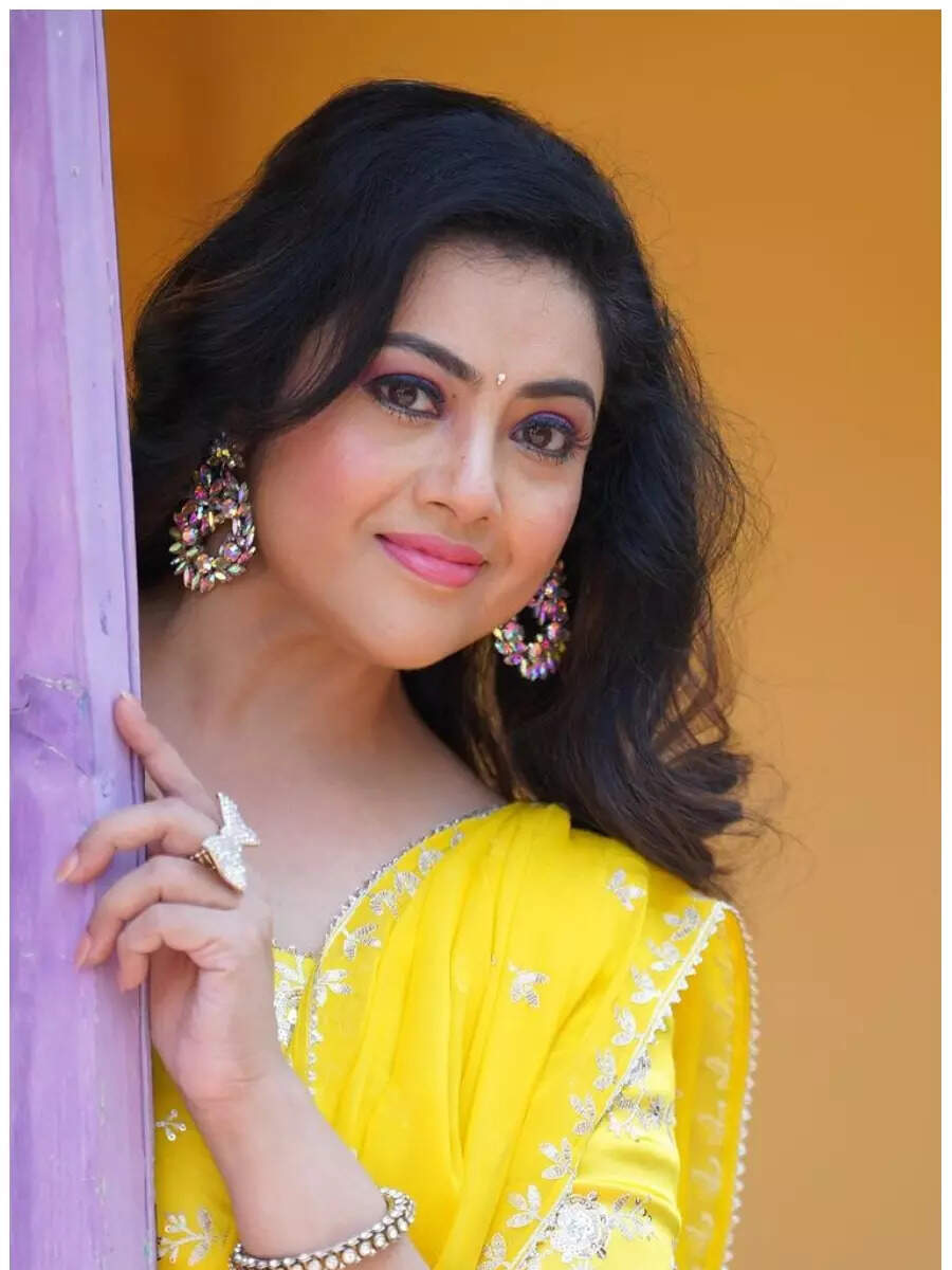Meena radiates elegance in vibrant yellow! | Times of India