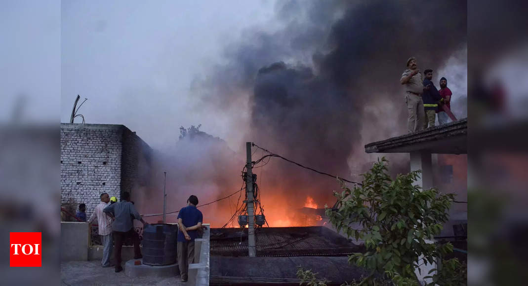 Over two dozen shanties gutted in major fire in Jammu
