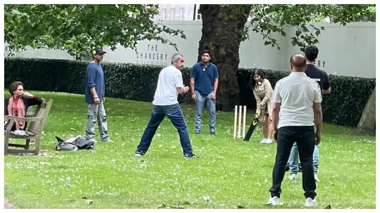 Shah Rukh Khan and Suhana Khan SPOTTED playing cricket with family in London: Pic Inside – Times of India