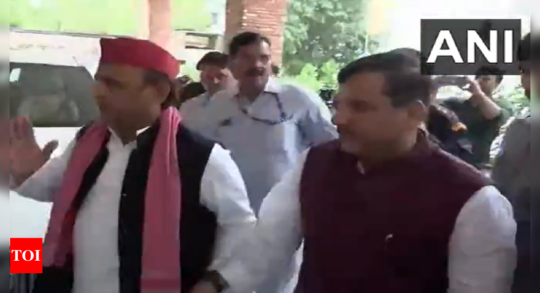 Samajwadi Party chief Akhilesh Yadav meets AAP minister Atishi at Delhi's Lok Nayak hospital | Delhi News – Times of India