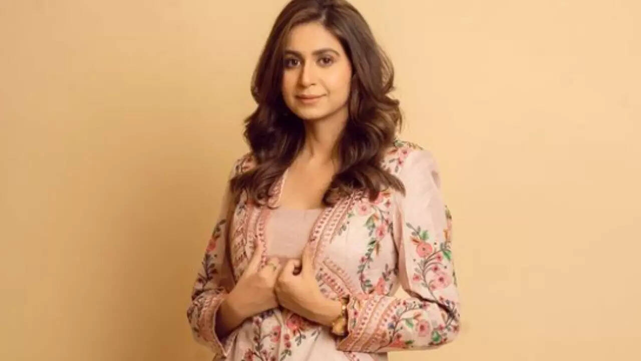 Kinjal Dave wows fans in her blush pink indo-western attire | Gujarati  Movie News - Times of India