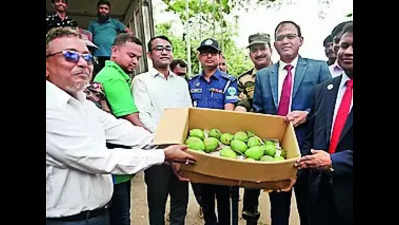 Hasina sends Saha Haribhanga mangoes, hilsa and rasgullas