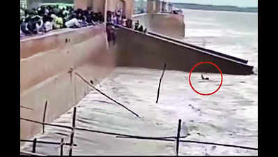 Viral video captures 2 men drowning in sea at Jampore