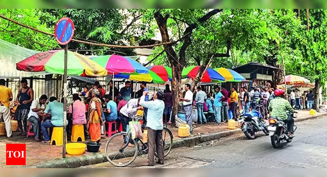 Salt Lake: Salt Lake hawkers move under umbrellas, remove bamboo stalls ...