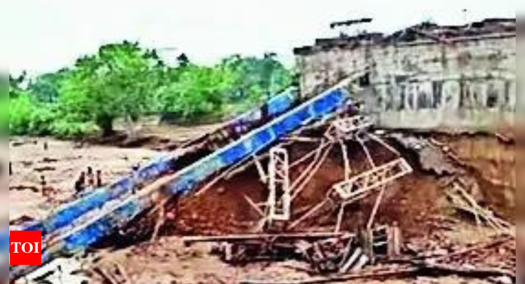 Girder of under construction bridge collapses in Jharkhand