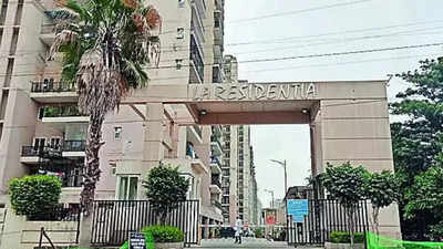 Noida building guard dies after wooden plank falls on him