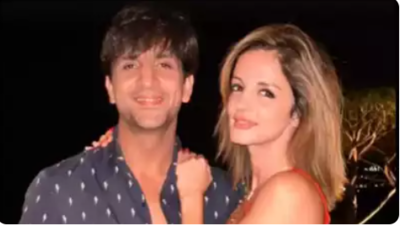 Sussanne Khan's phone wallpaper pic with boyfriend Arslan Goni is all things adorable: video inside