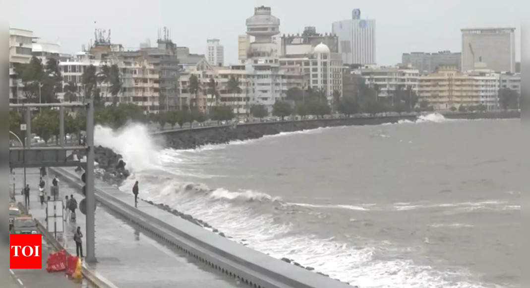 Watch: High tide hits Mumbai's Marine Drive | Mumbai News - Times of India