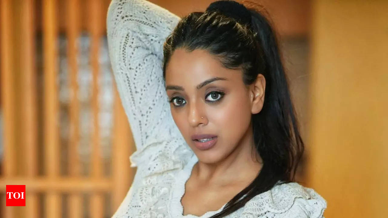 Social media is adding a lot of fakeness to the acting world: Deviyani  Sharma | Tamil Movie News - Times of India