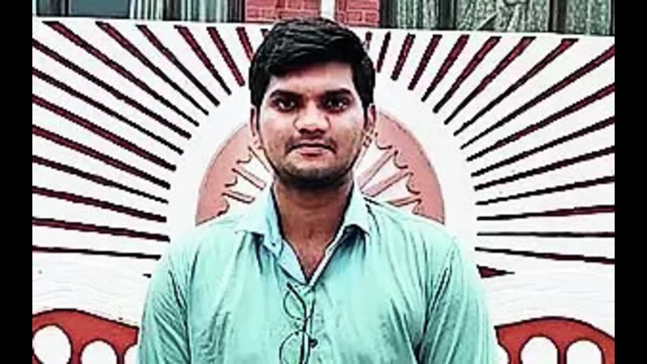 Truck Driver’s Son: Truck driver’s son drives his way to IIM-Lucknow | Lucknow News