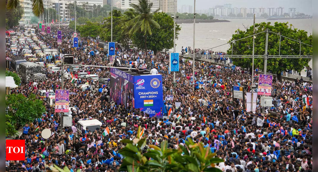 Live: Mumbai welcomes Team India in blue, victory lap at Marine Drive shortly