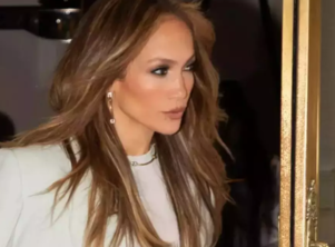 Jennifer Lopez spotted without wedding ring
