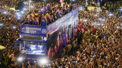 Maximum City, Maximum Love: Mumbai halts to salute Team India's Victory Parade