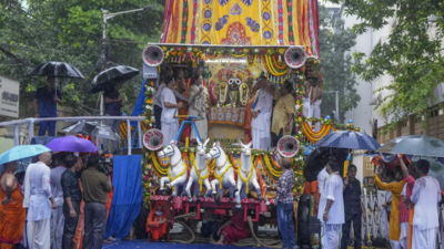 Mamata pulls ropes of chariot at ISKCON Rath Yatra in Kolkata
