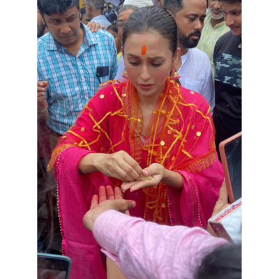 Mimi Chakraborty visits Kalighat Temple to seek blessings for her film