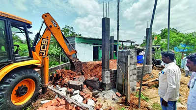 Ten houses that encroached on Avadi lake demolished