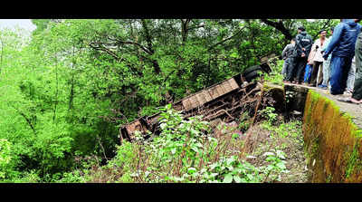 Two children die as bus overturns near Saputara