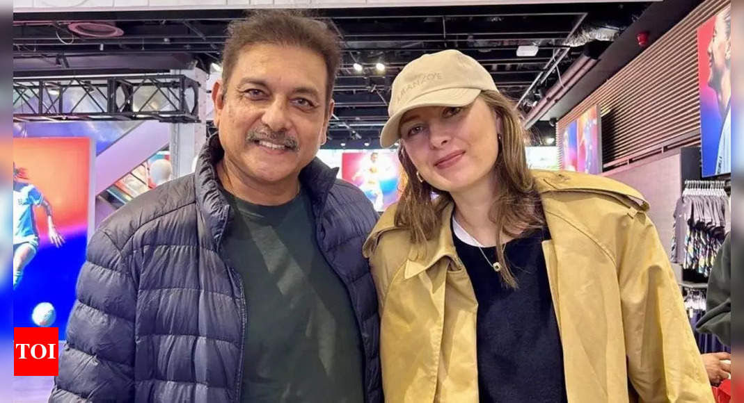 Ravi Shastri bumps into ‘gorgeous’ Maria Sharapova, shares picture with ‘fashion icon’ | Off the field News – Times of India