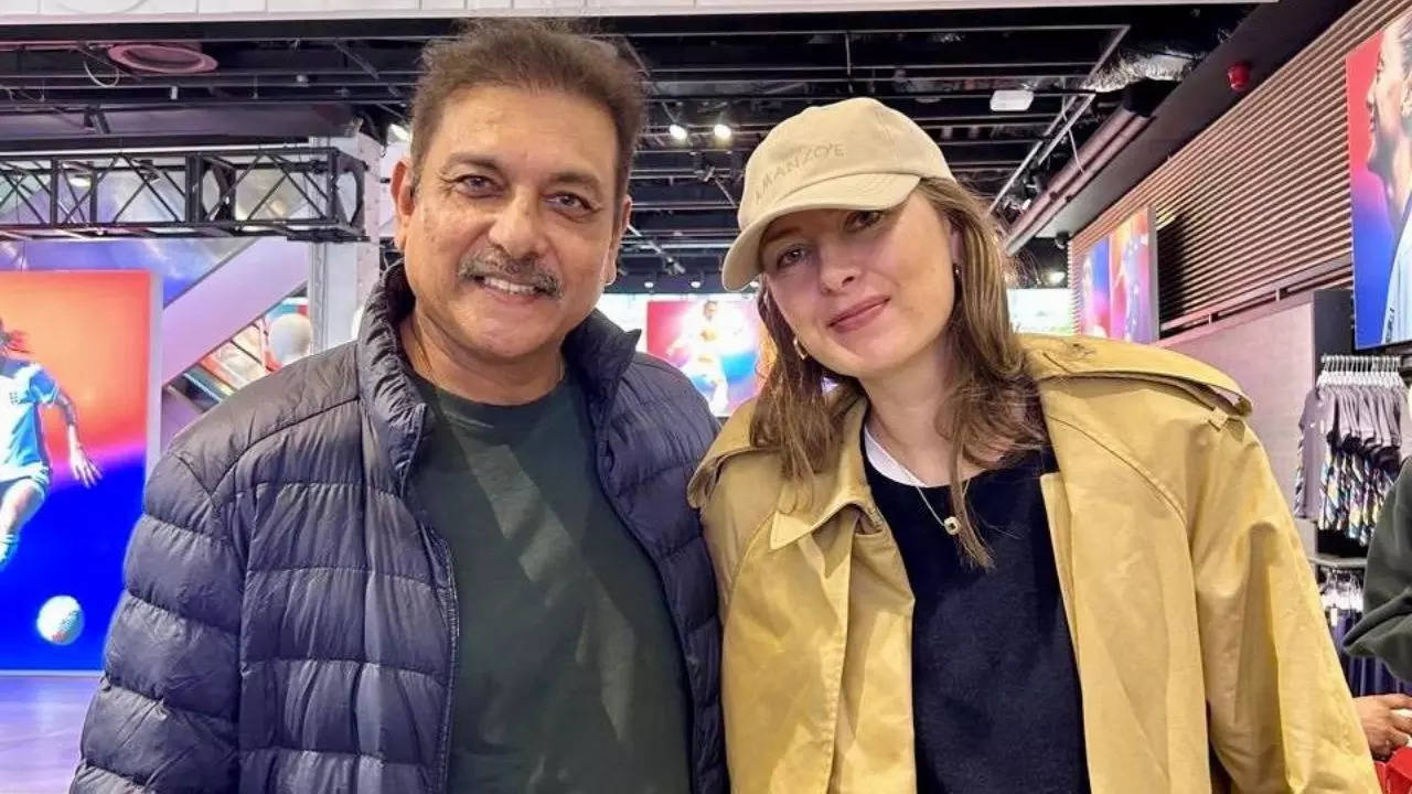 Ravi Shastri bumps into ‘gorgeous’ Maria Sharapova, shares picture with ‘fashion icon’ – Times of India