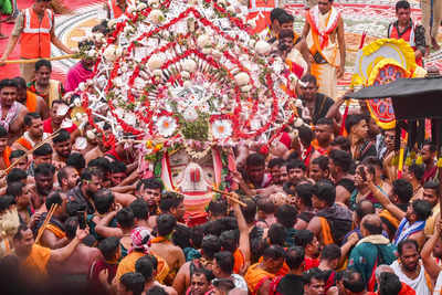 Puri Rath Yatra: Lord Balabhadra idol falls on servitors, 9 injured ...