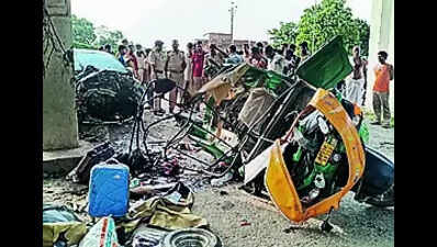 5 die, 3 hurt as car hits auto in B’sarai
