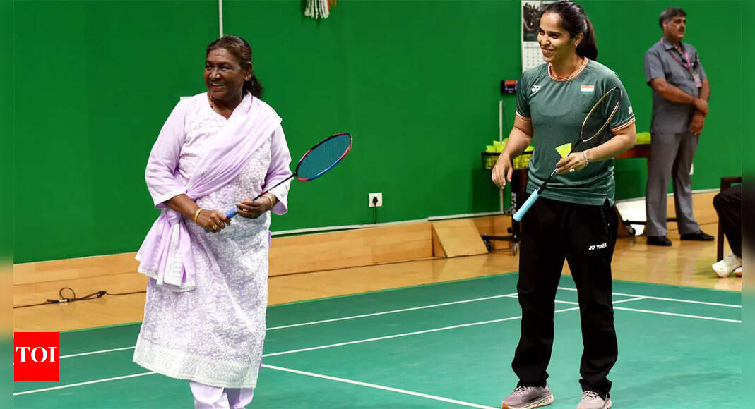President Droupadi Murmu plays badminton with Saina Nehwal at Rashtrapati Bhavan | Badminton News