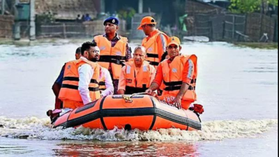 बाढ़ पीड़ितों के संकट मोचक बने सीएम योगी, अब तक छह लाख से अधिक लोगाें को दी राहत
