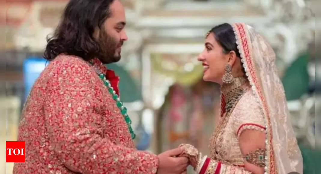 First pictures of newly wed Anant Ambani and Radhika Merchant out! – Times of India