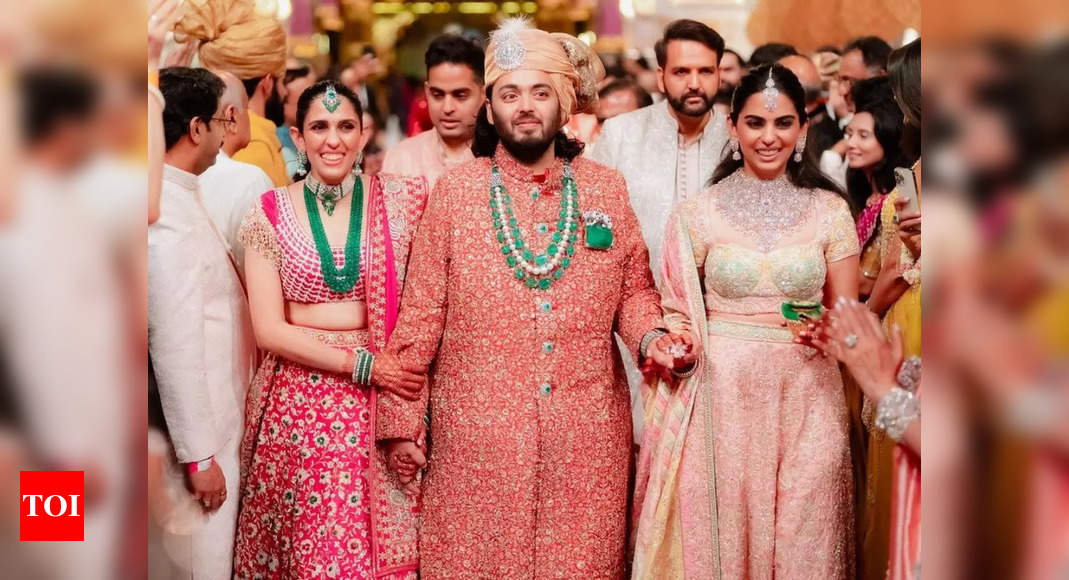 Амбани свадьба фото Ambanis saved best for the last: Anant Ambani wore a Sabyasachi sherwani for his