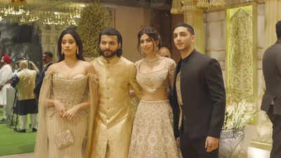 Siblings Janhvi and Khushi Kapoor with Vedang Raina and Shikhar Pahariya paint a happy picture on the red carpet - Watch video